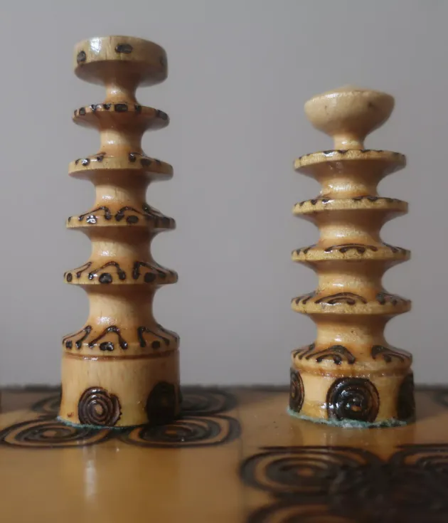 Komplet szachów karpackich wypalanych w spiralne wzorki