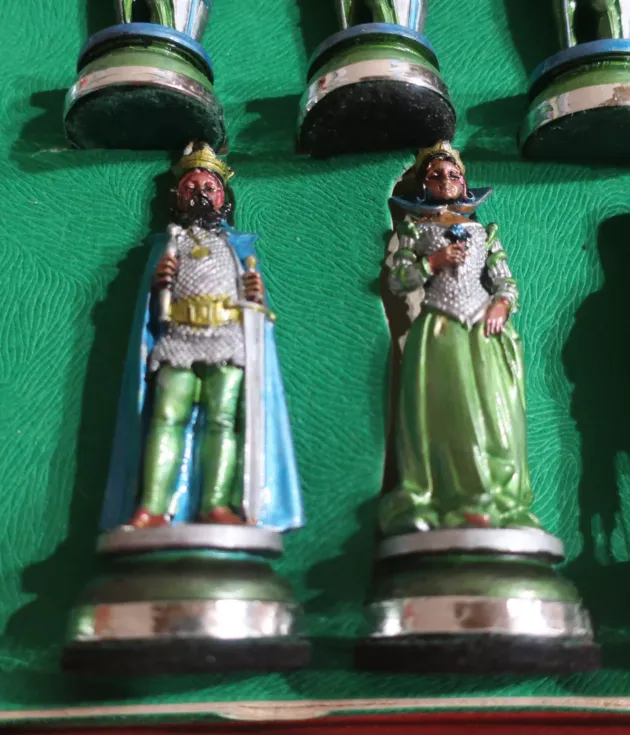 Komplet francuskich rycerskich bierek szachowych