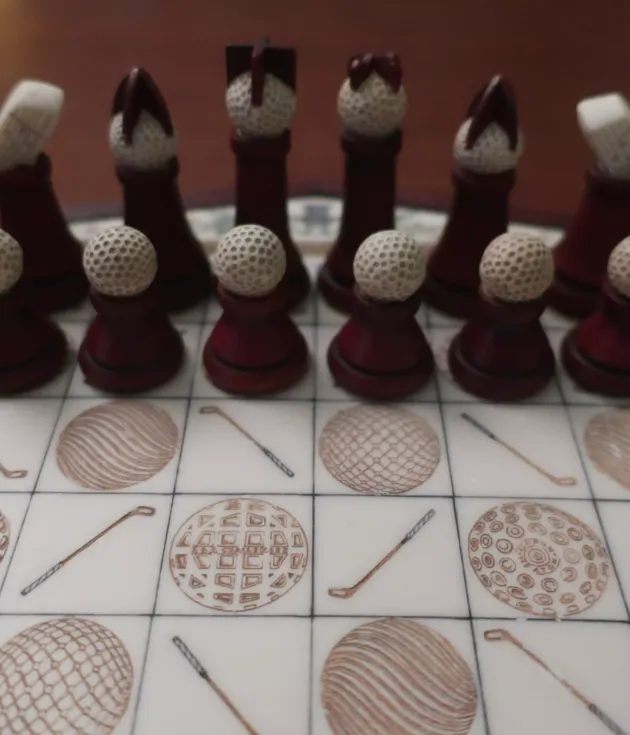 Komplet szachowy - dwunastokątna drewniana skrzynka oraz szachownica z porcelitu