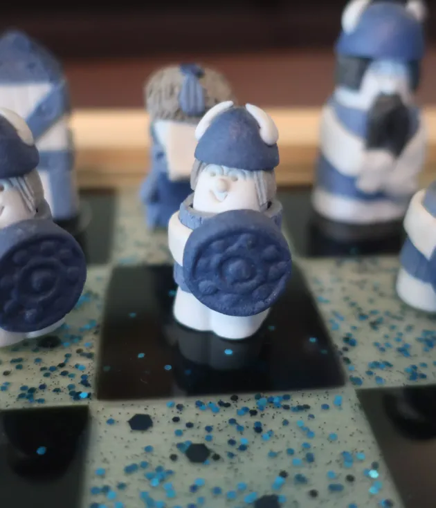Komplet szachowy z porcelitu przedstawiający rywalizację Rzymian i Wizygotów w dziecięcej stylizacji